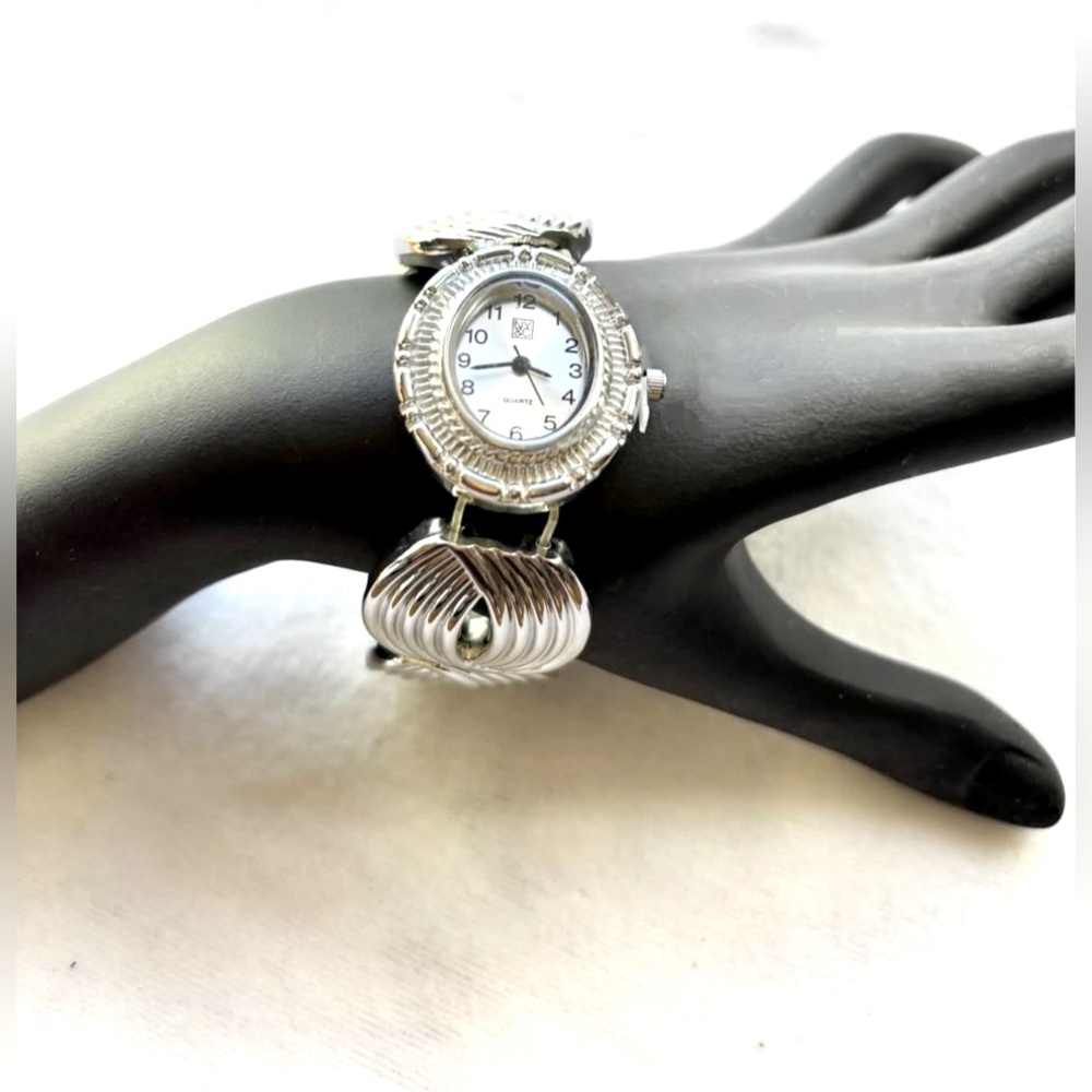 Vintage-Inspired Silver-tone Stretch Bracelet Watch
Like New / Never Worn